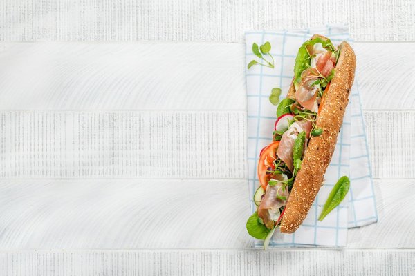 Come preparare un club sandwich classico con un ripieno abbondante?